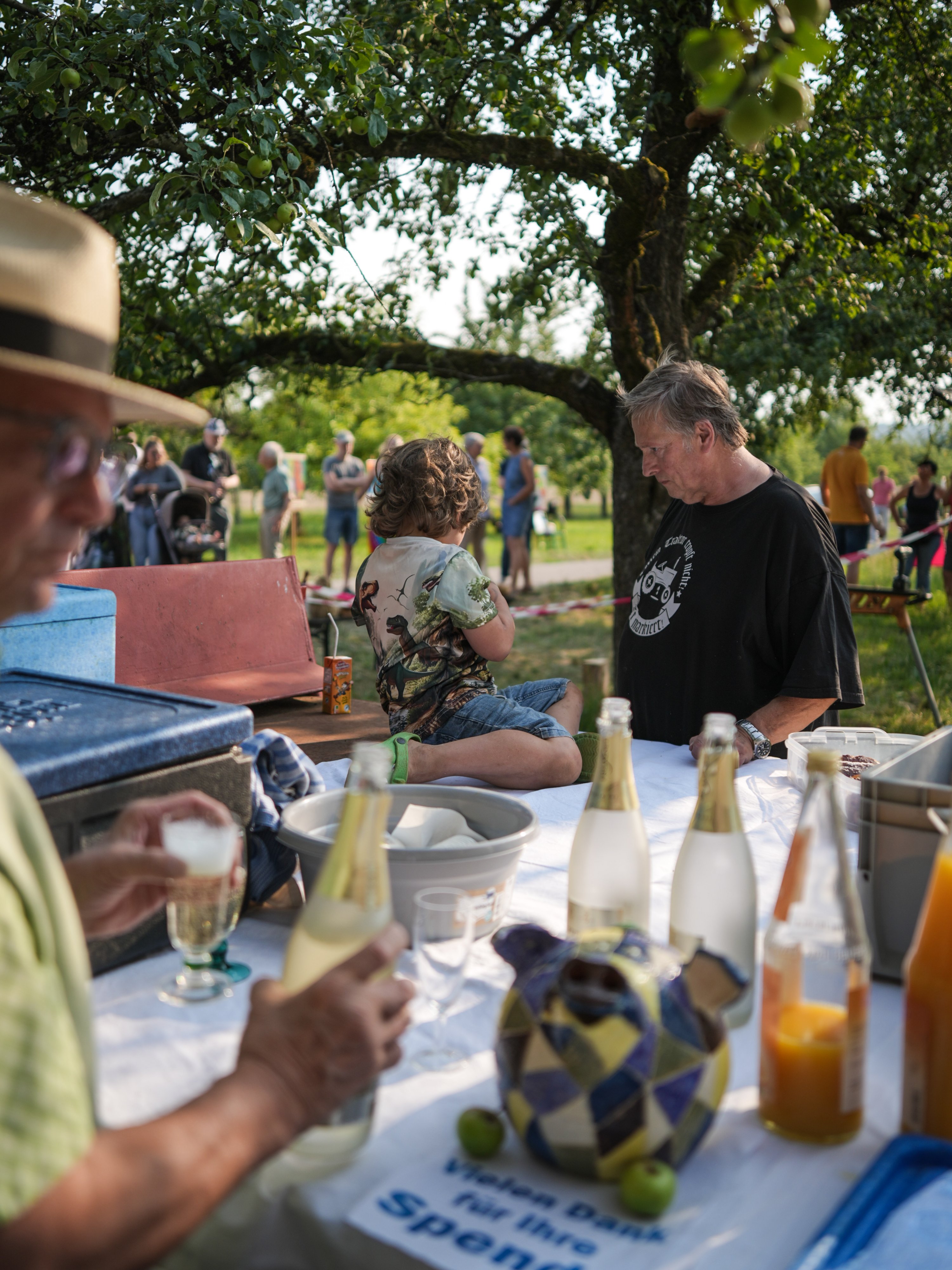 Publikum sitzt im Garten und applaudiert