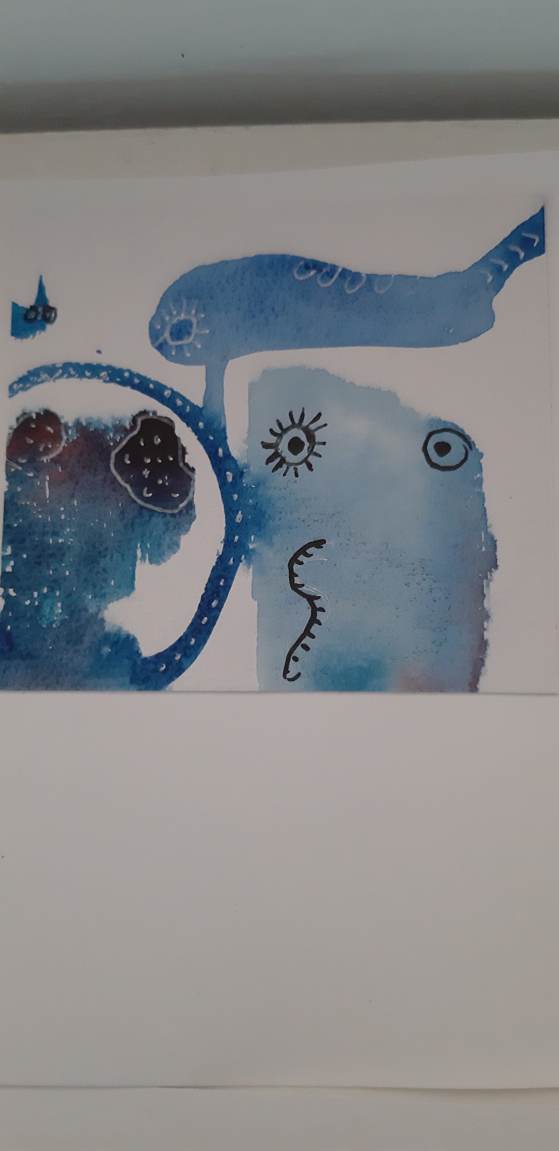 Tuschezeichnung mit blauen Augen- und Schneckenmotiven auf weißem Papier