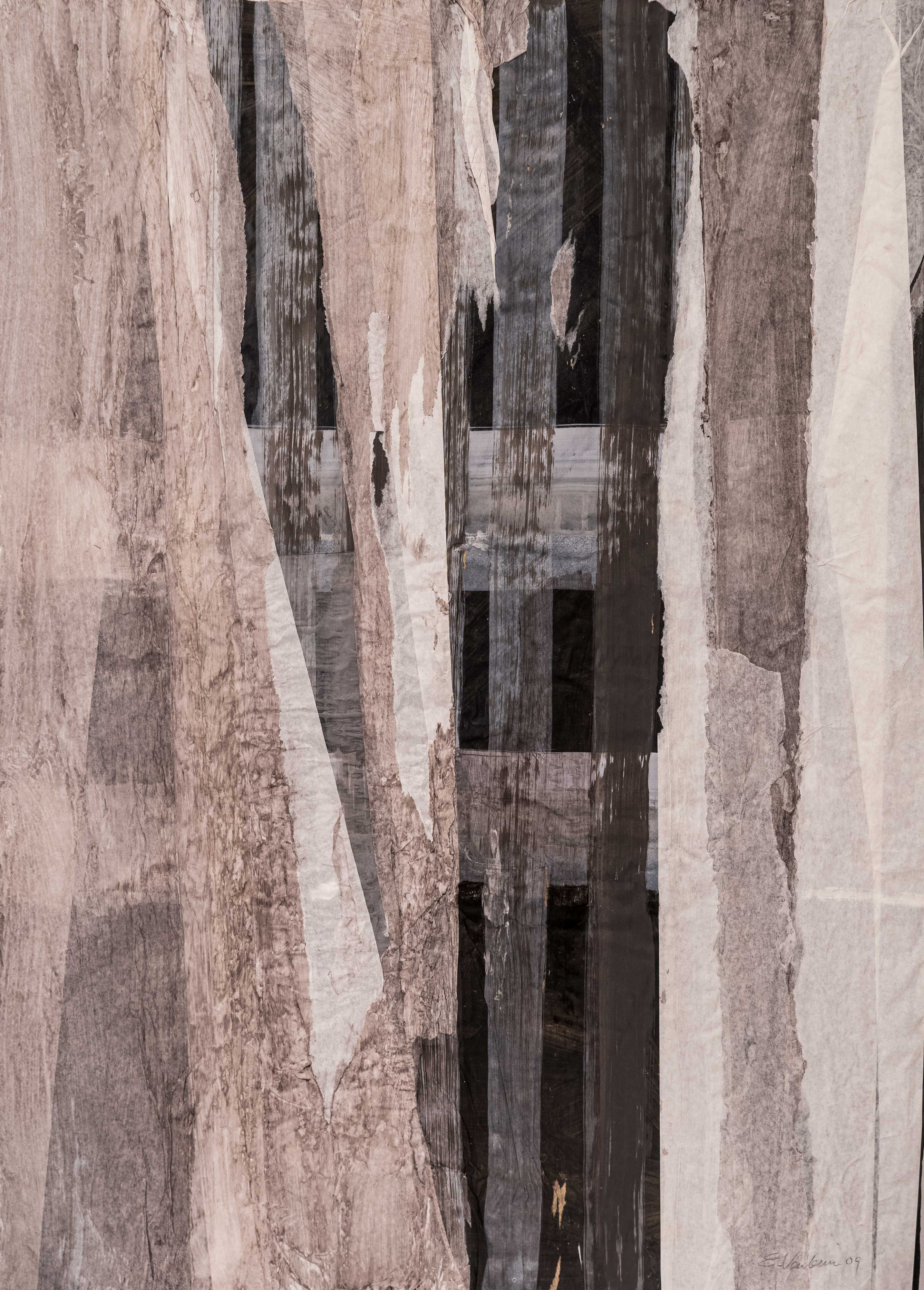Abstrakte Collage aus gerissenen, übereinandergelegten Papierstreifen in Beige-, Grau- und Brauntönen