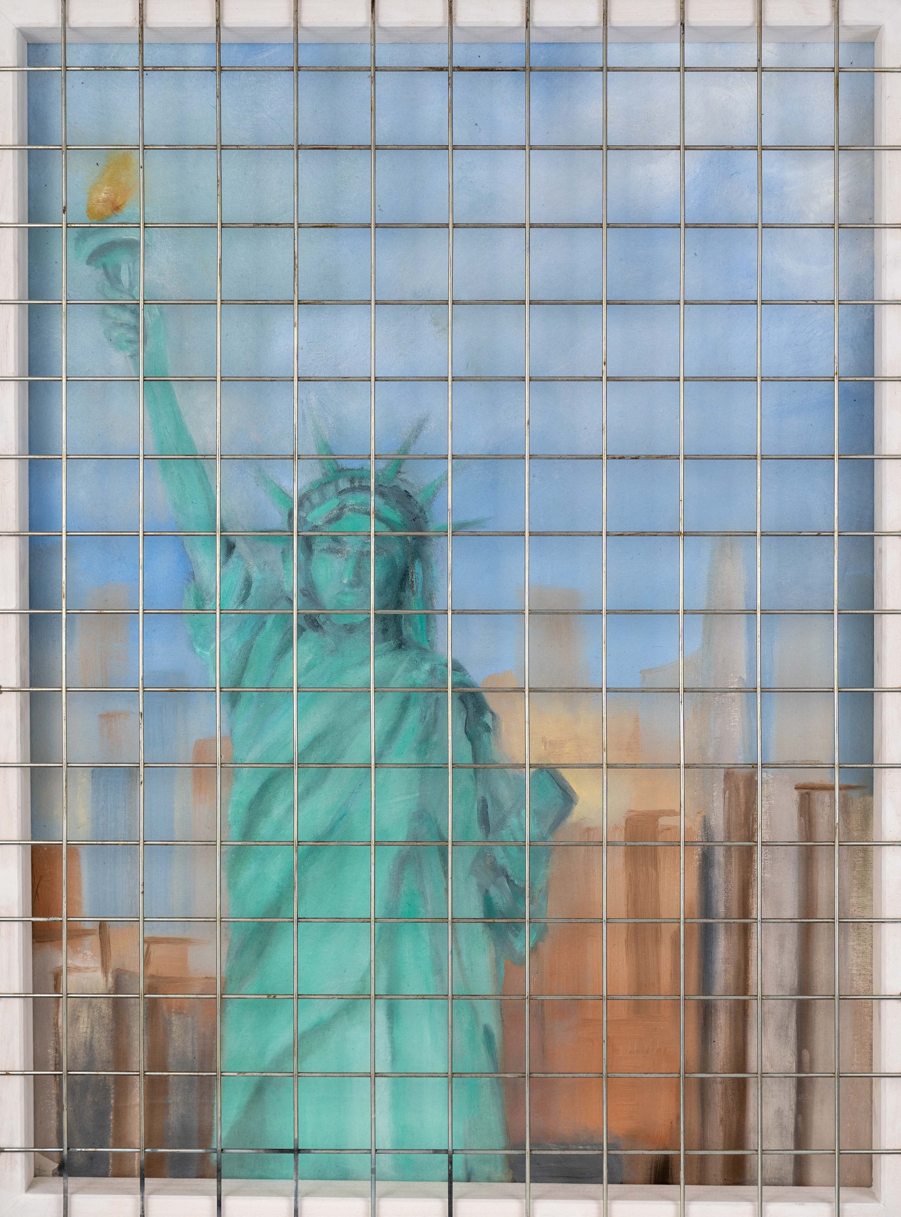 Gemälde der Freiheitsstatue hinter einem Maschendrahtzaun vor blauem Himmel