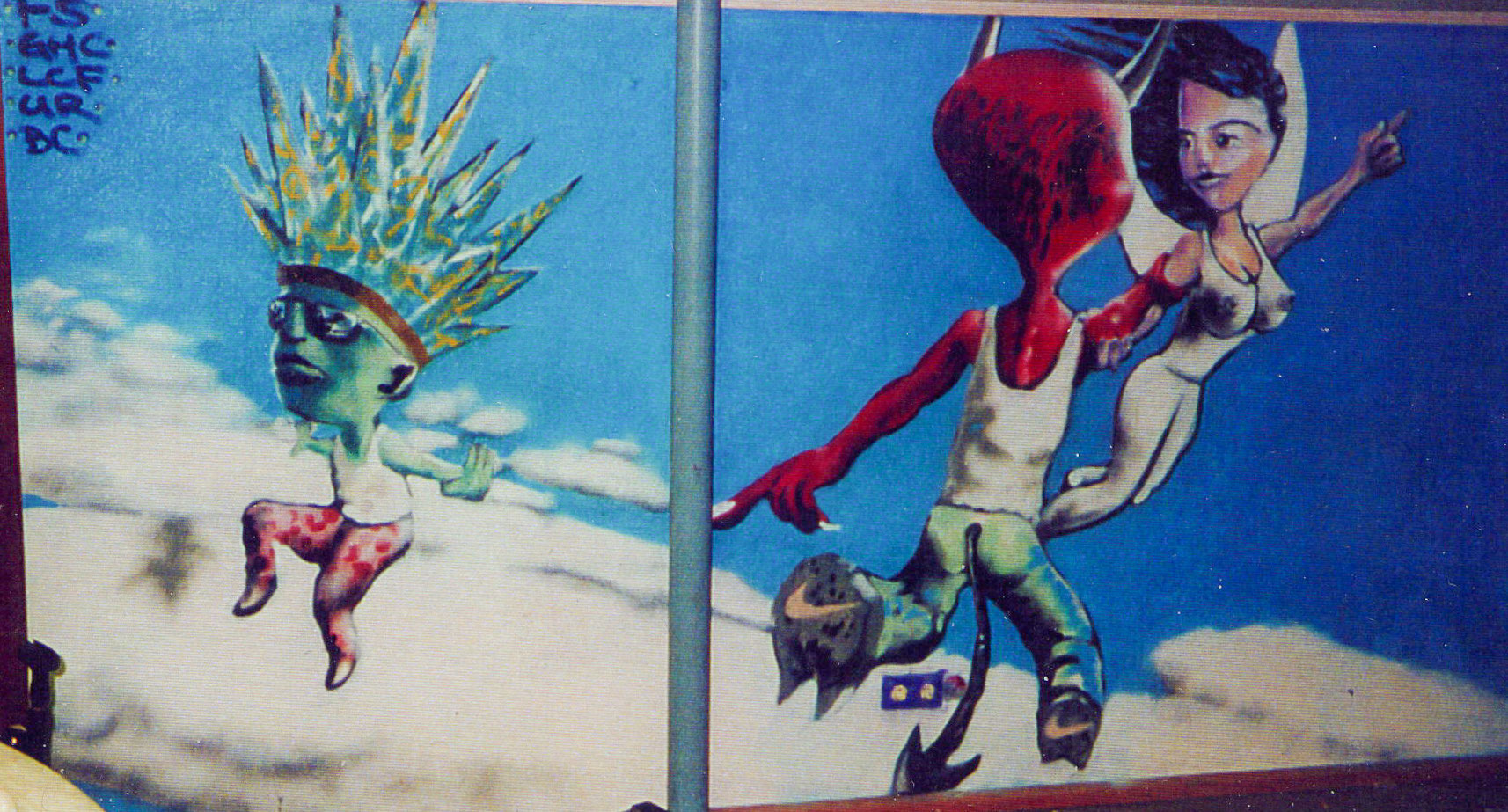 Wandbild zweier schwebender Comicfiguren vor blauem Himmel