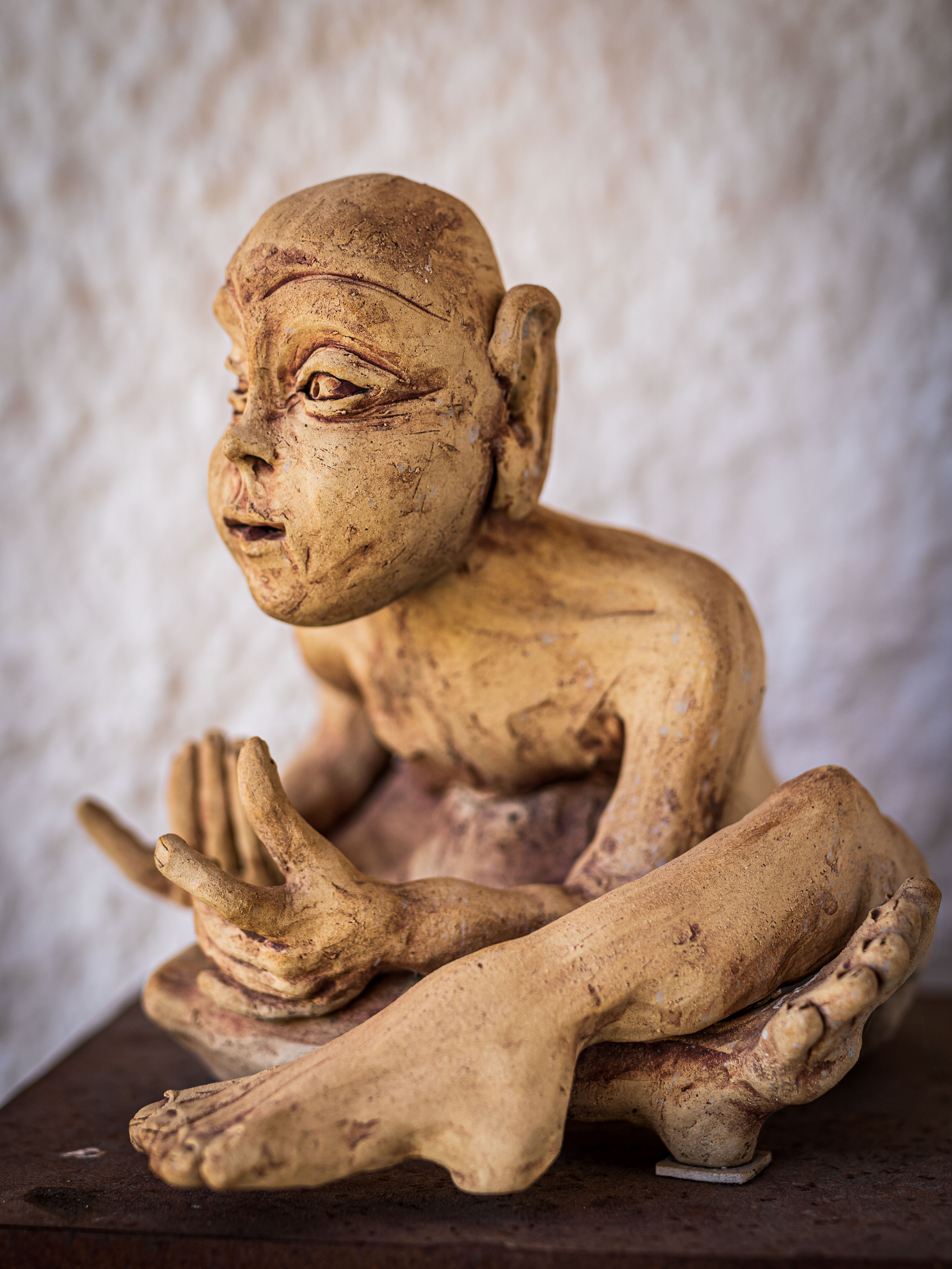 Sitzende Tonfigur mit gefalteten Händen