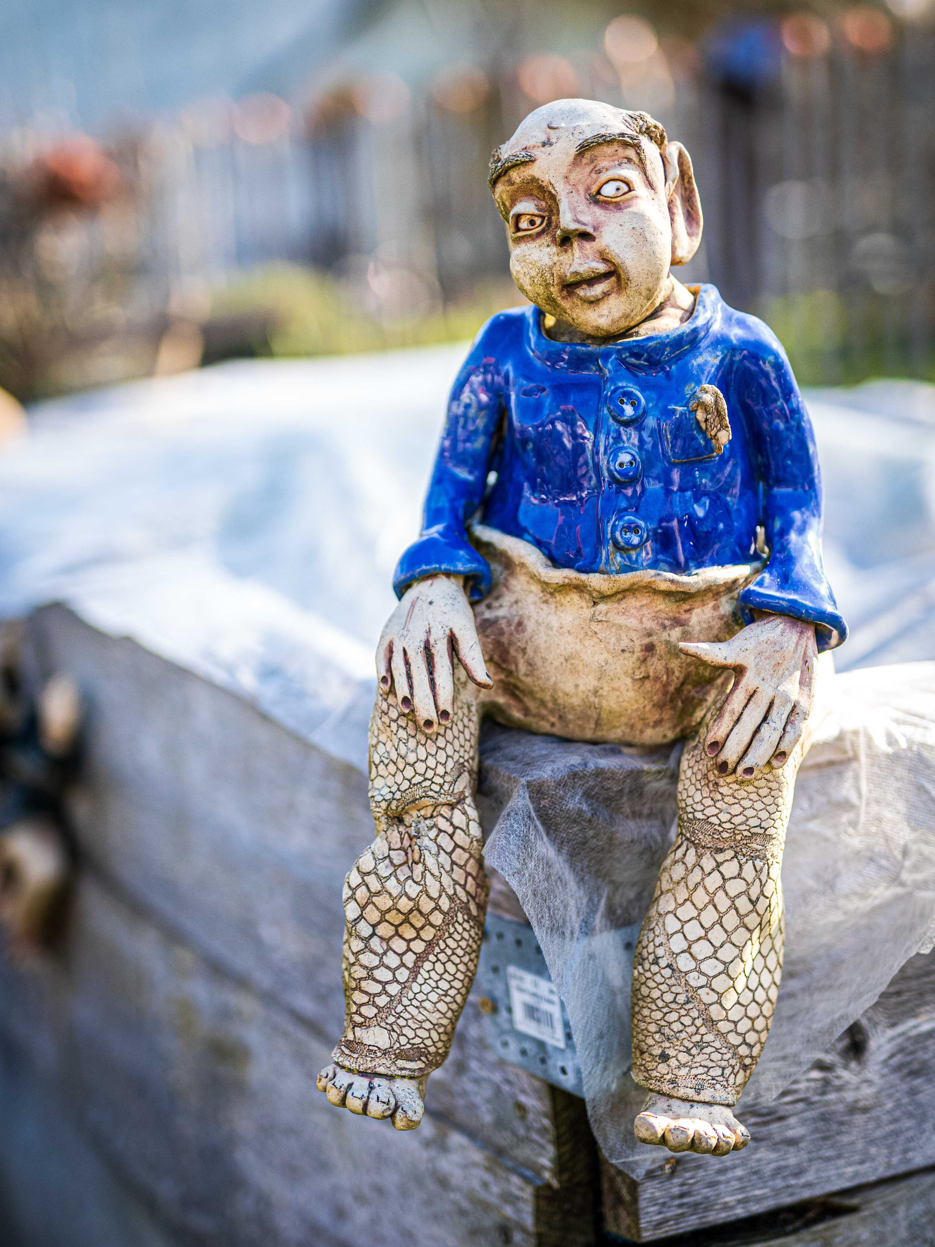 Glasierte Keramikfigur eines Jungen in Blau