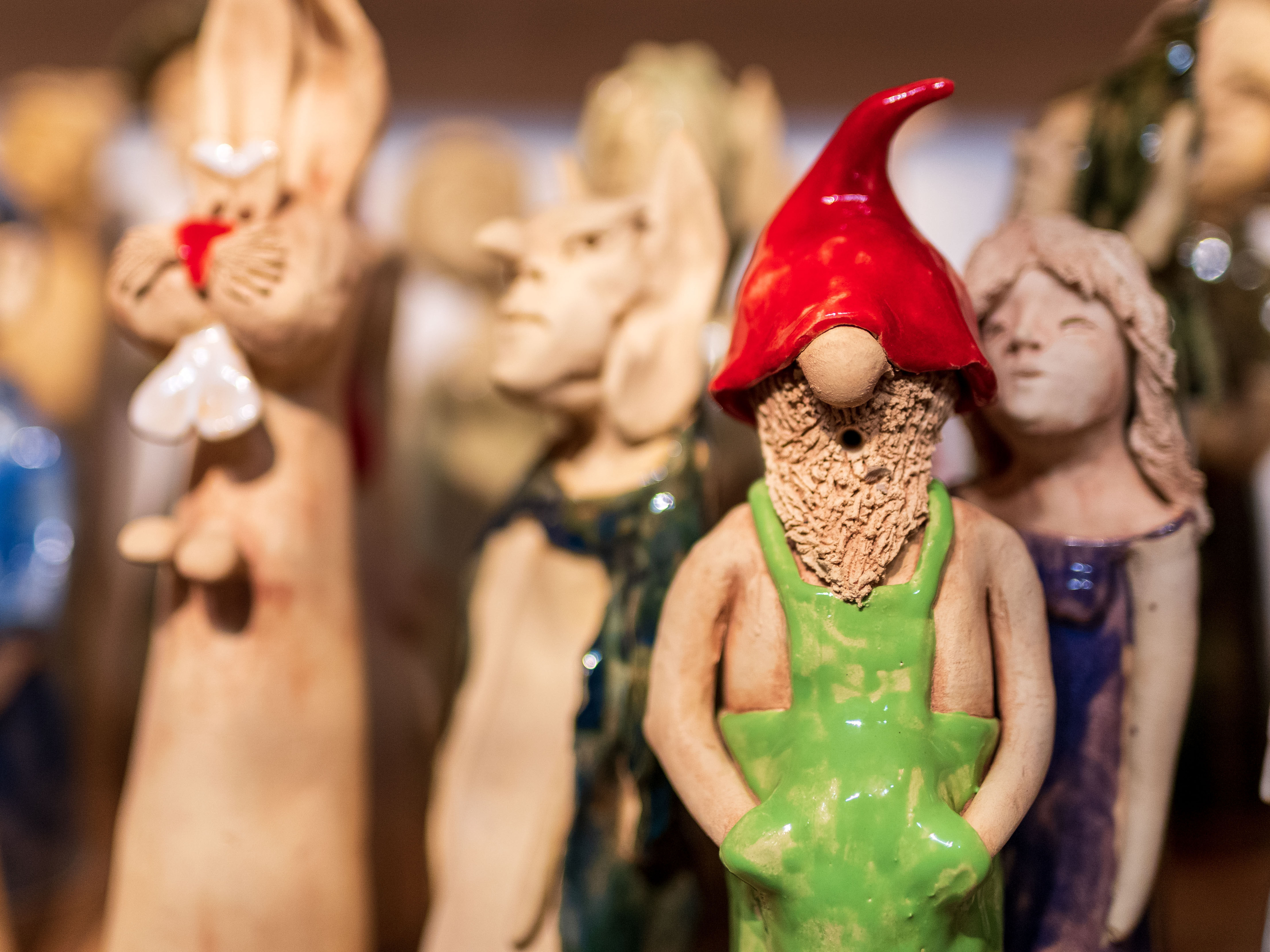Gruppe stehender Tonfiguren mit Wichtel