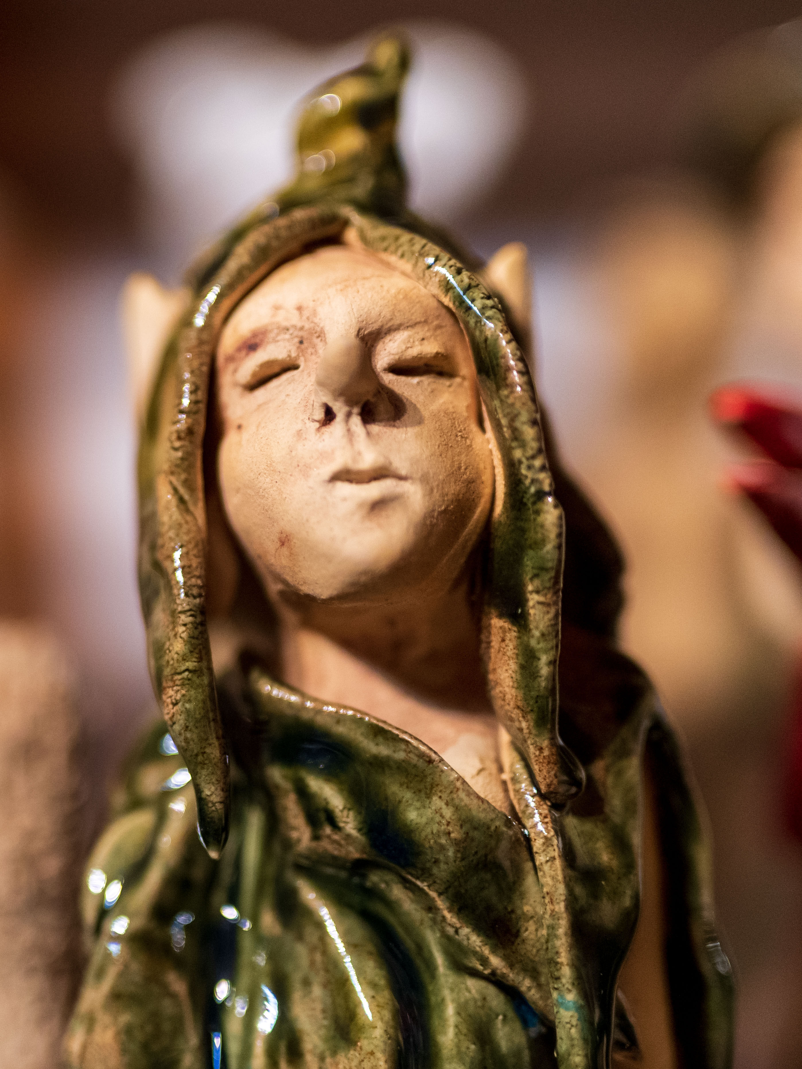 Weibliche Figur mit langem Haar