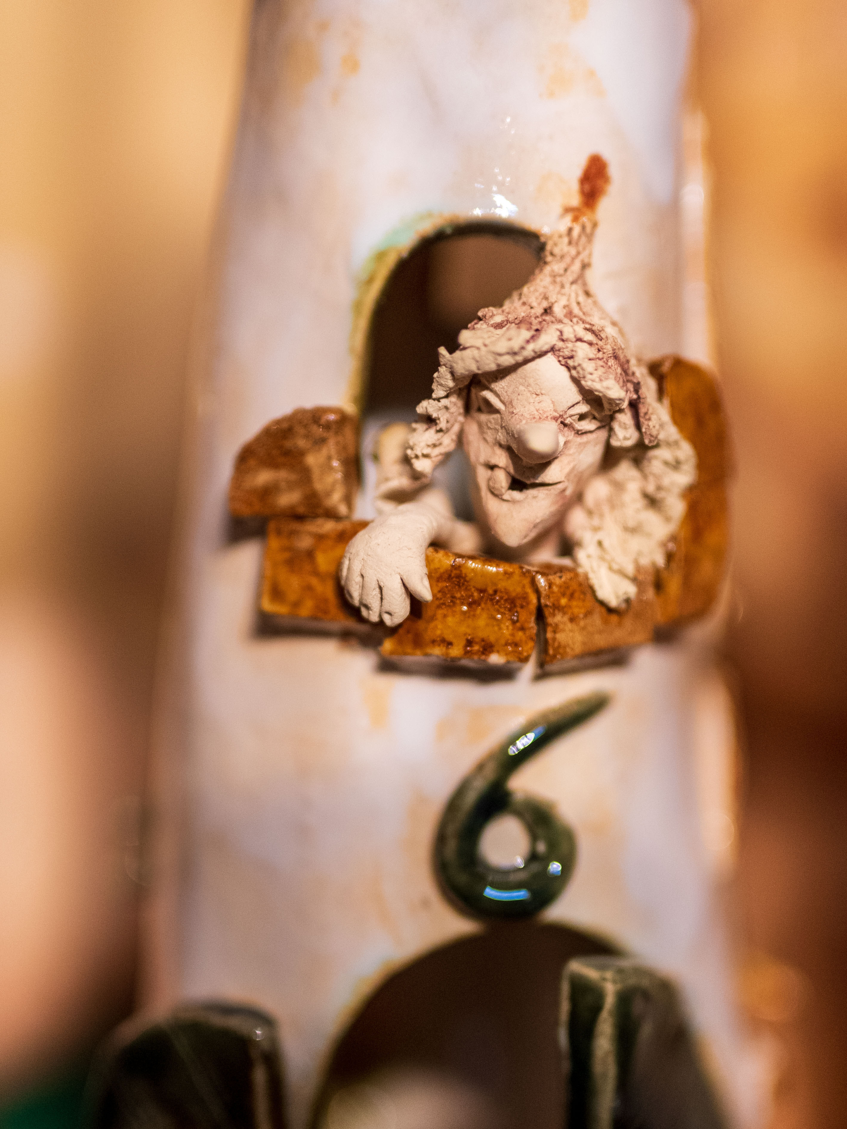 Hausnummer 6 als Keramikrelief mit Kobold