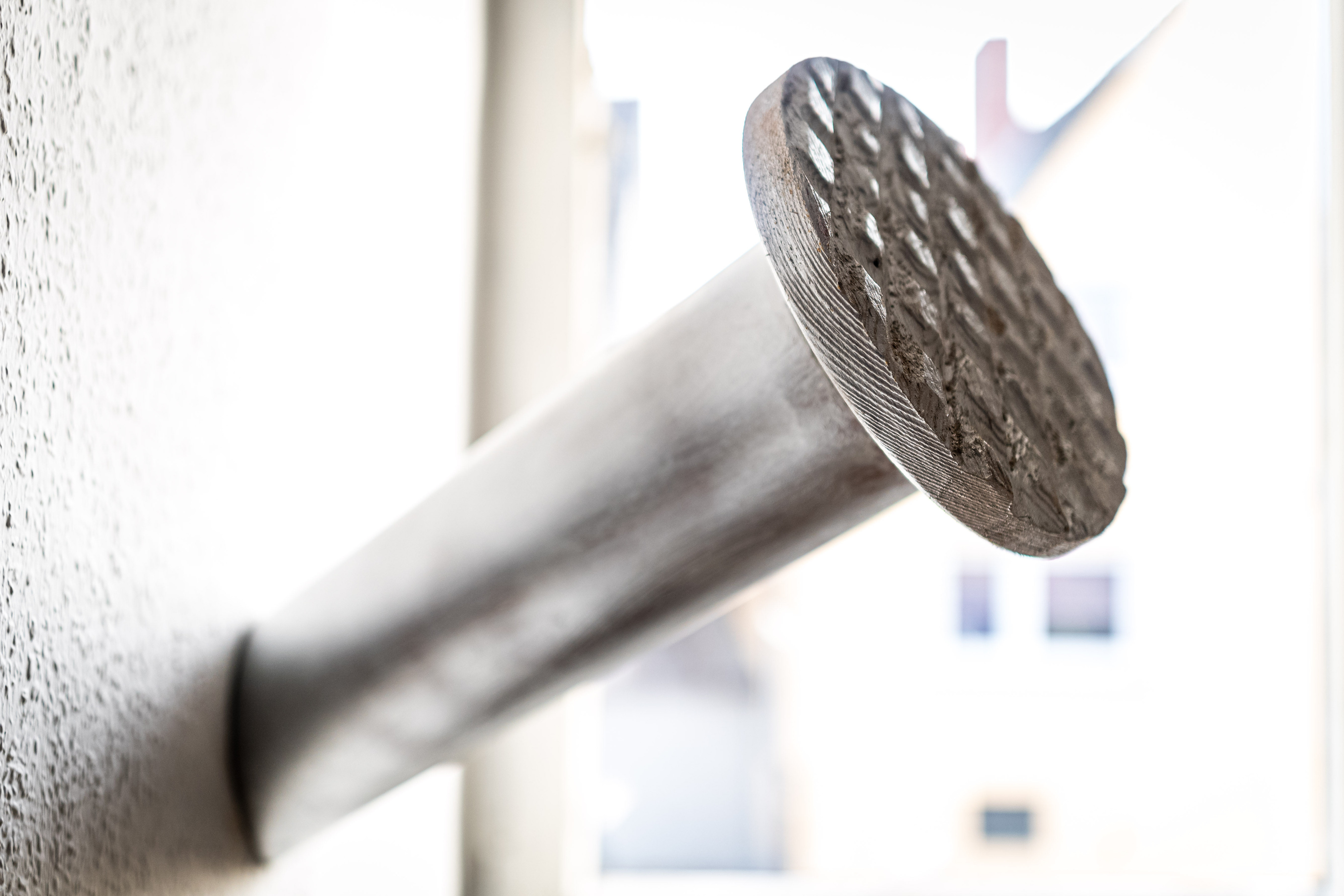 Makroaufnahme eines Metallnietkopfs