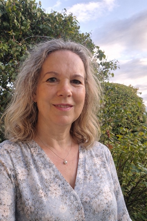 Porträtfoto von Jana Ende im Freien vor Bäumen