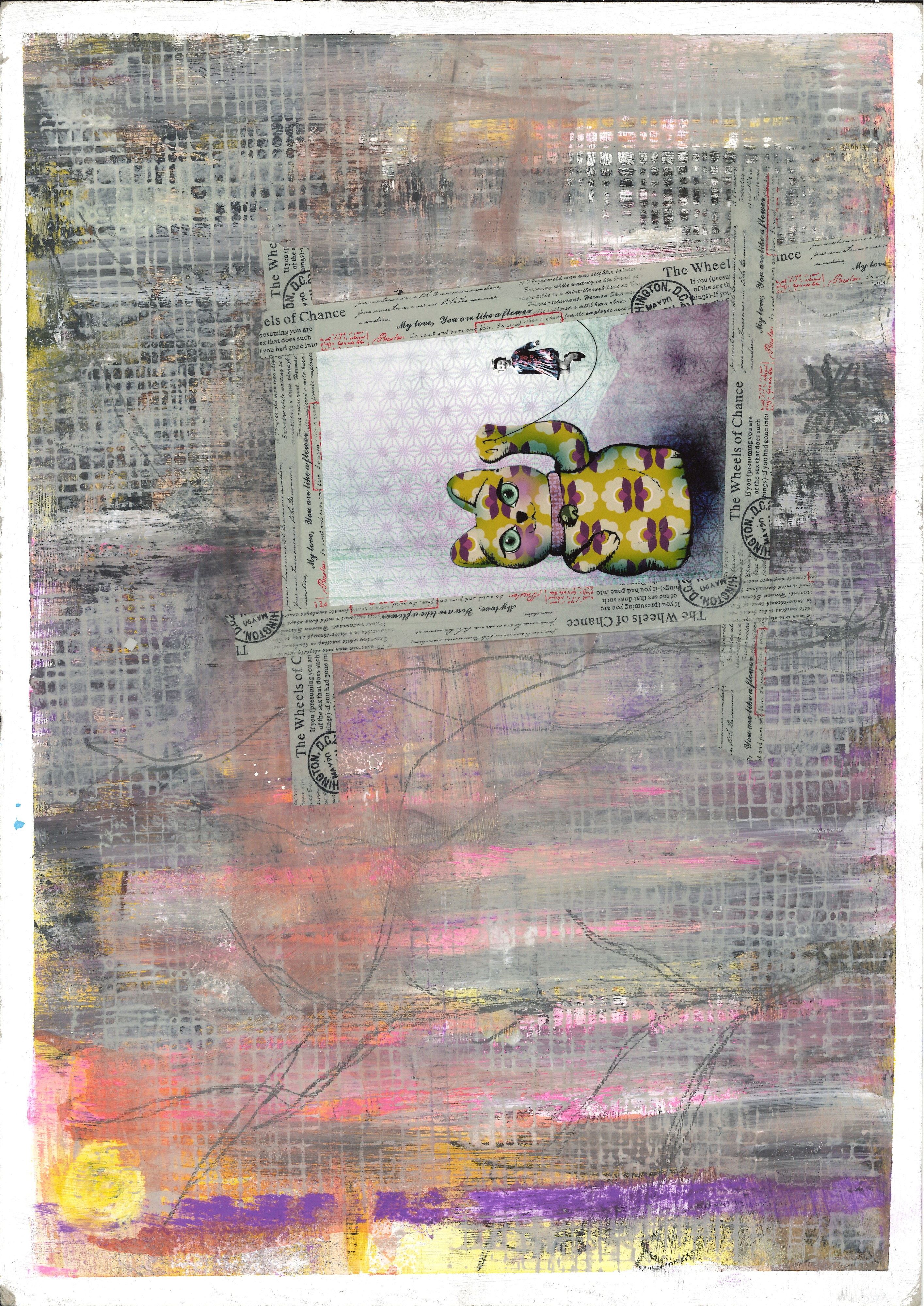 Collage auf strukturiertem grauem Malgrund mit einer aufgeklebten, gemusterten Winkekatze und altem Briefpapier mit der Aufschrift „The Wheels of Chance“.