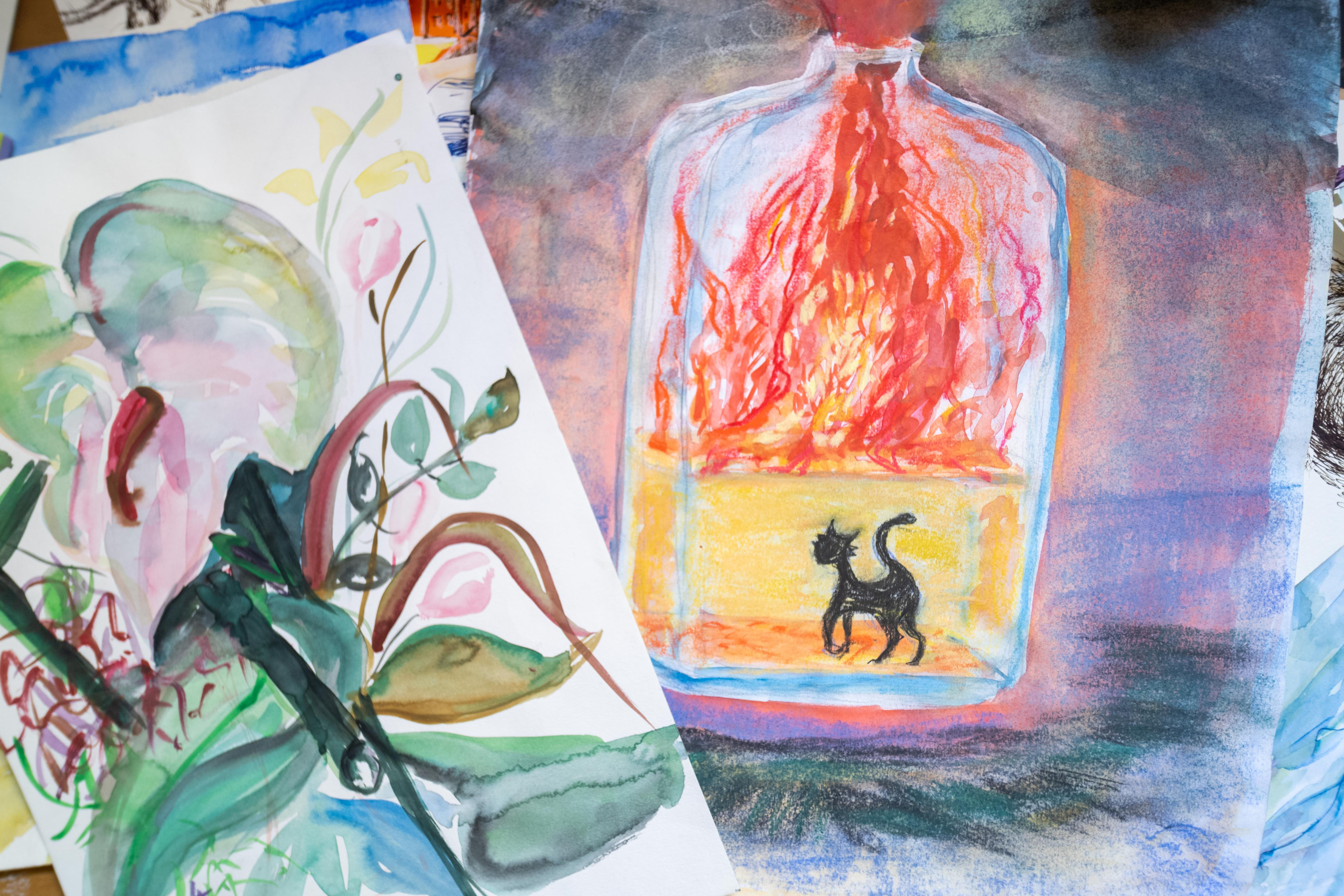 Übereinandergelegte Skizzen mit Flasche, Flammen und Katze