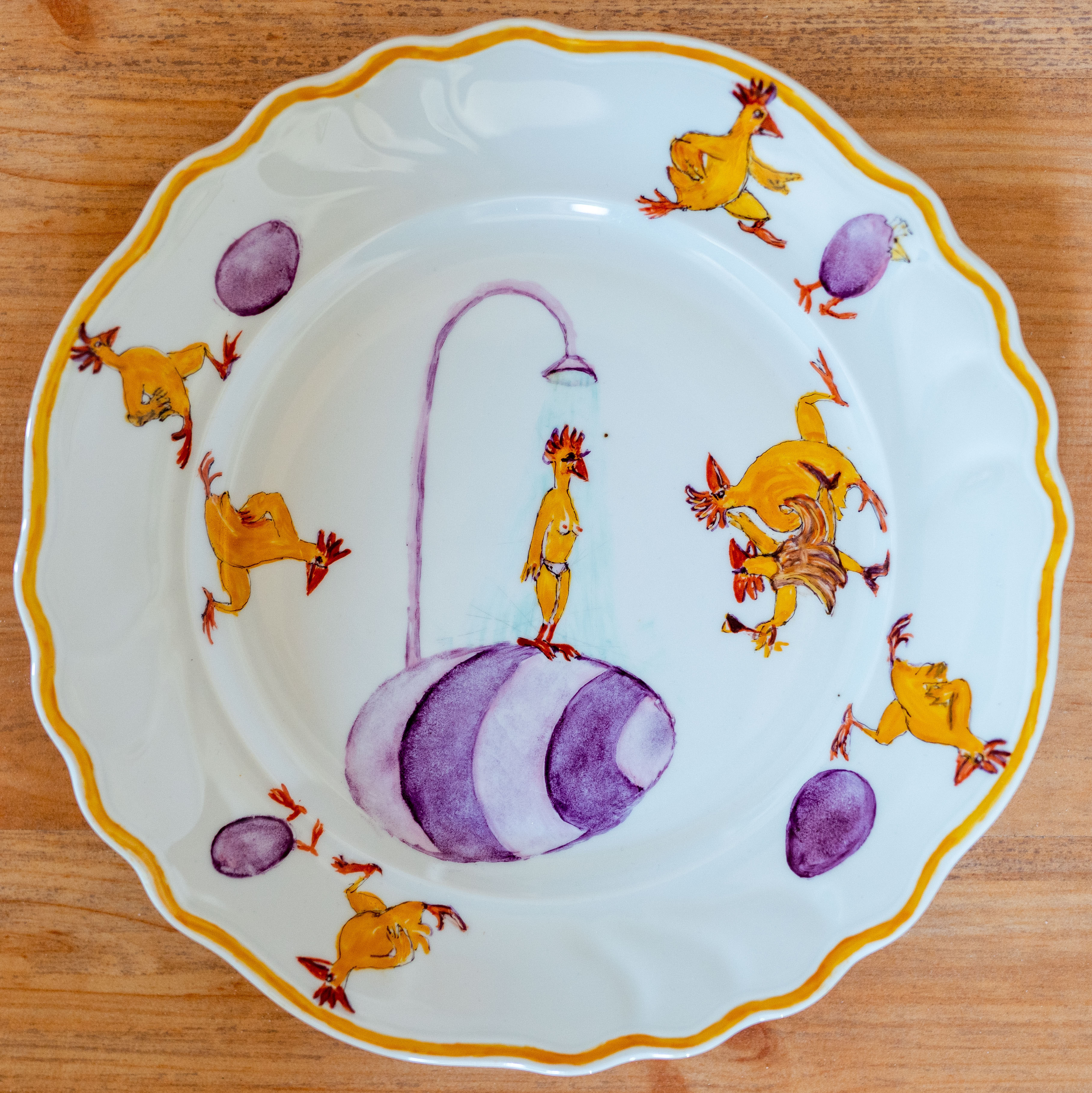 Bemalter Porzellanteller mit Hühnerfiguren