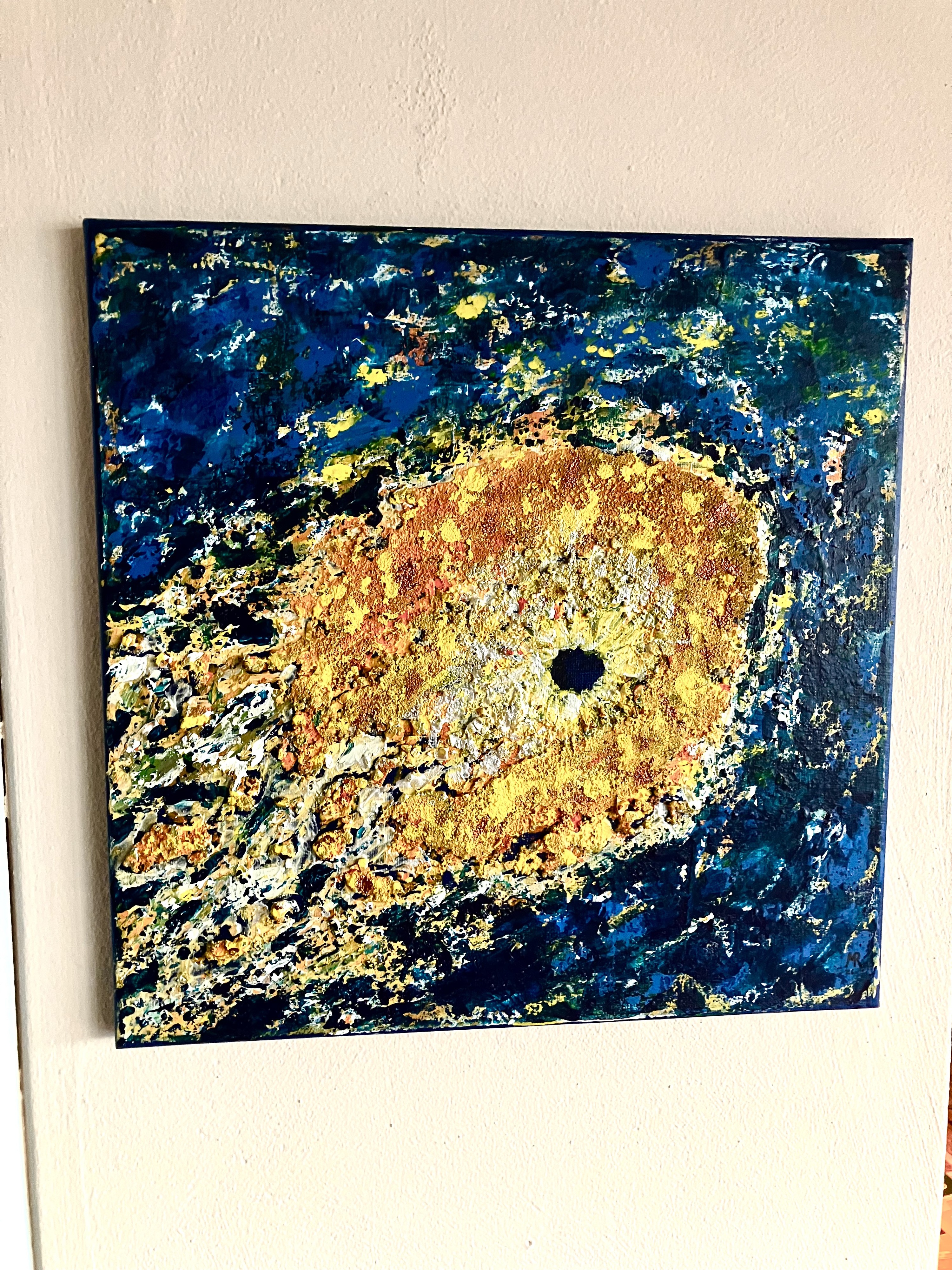 Abstraktes Acrylgemälde in Blau und Gold mit strukturierter, goldener Fläche und schwarzem Zentrum