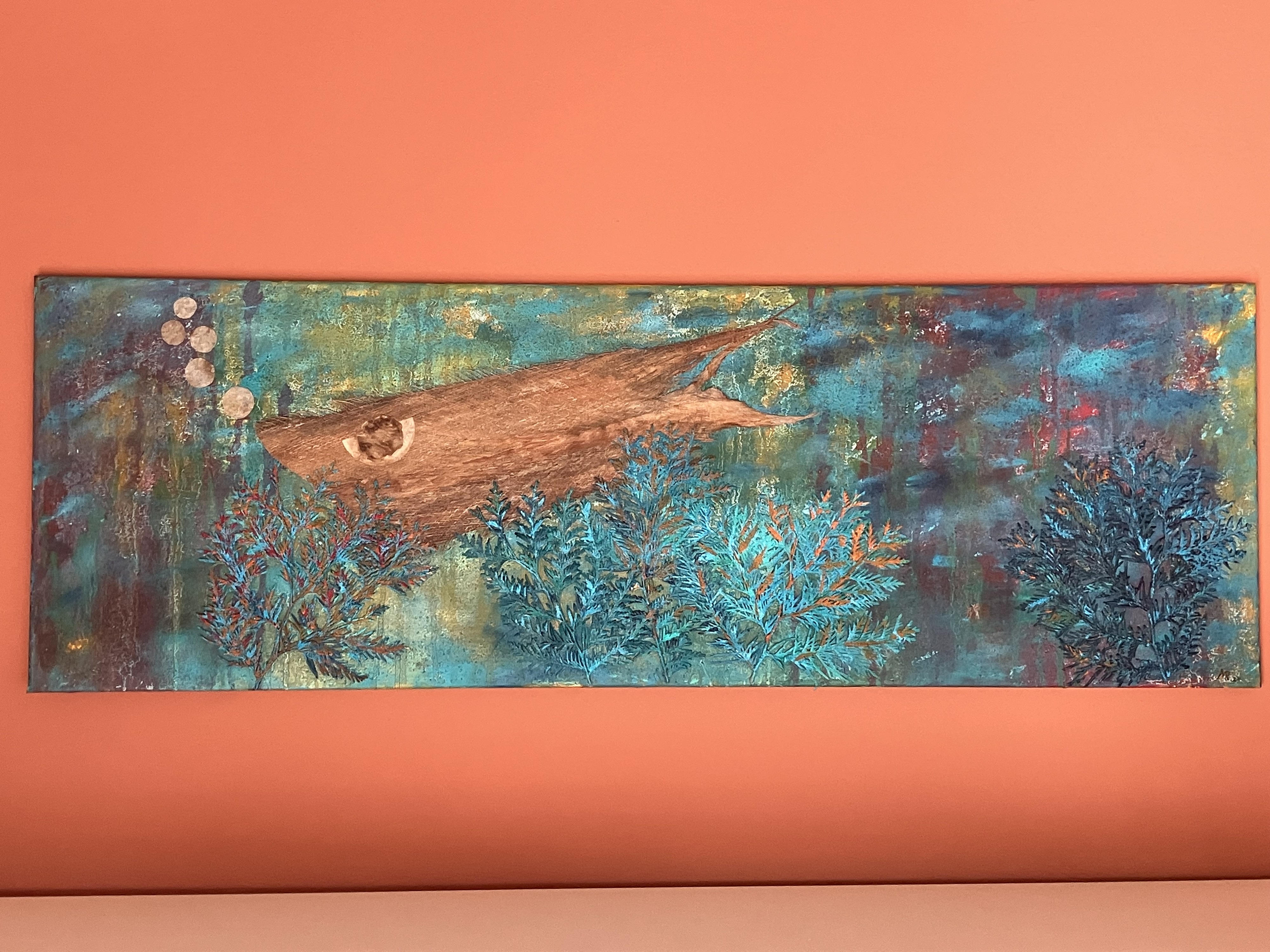 Acrylgemälde einer Unterwasserwelt mit walähnlicher Form in Holzmaserung über türkisfarbenen Pflanzen