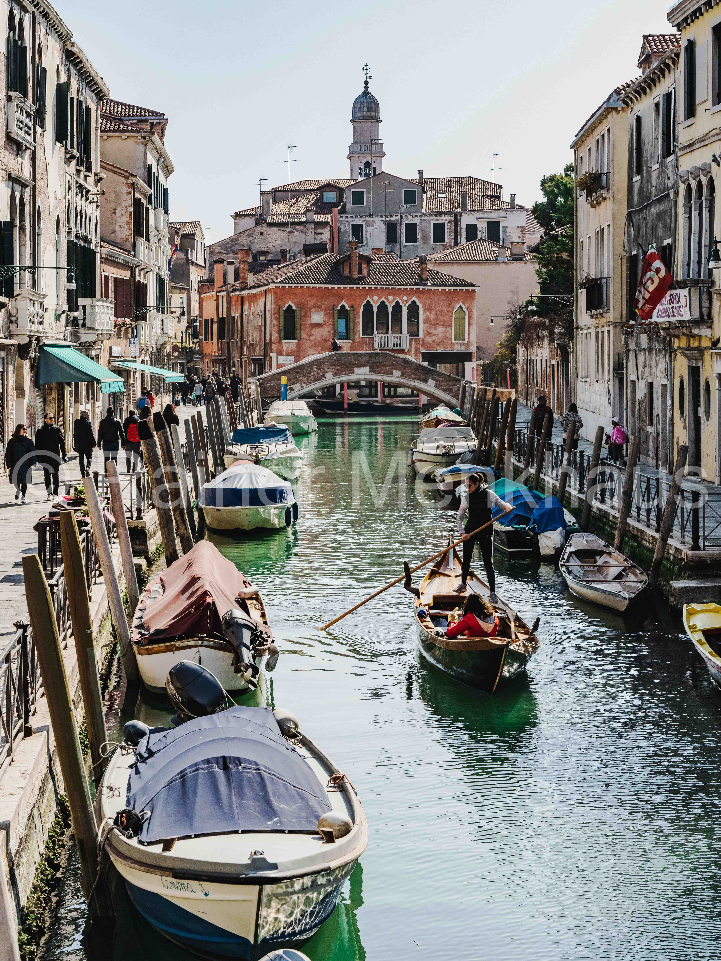 Venezianischer Kanal mit Gondeln und historischen Fassaden