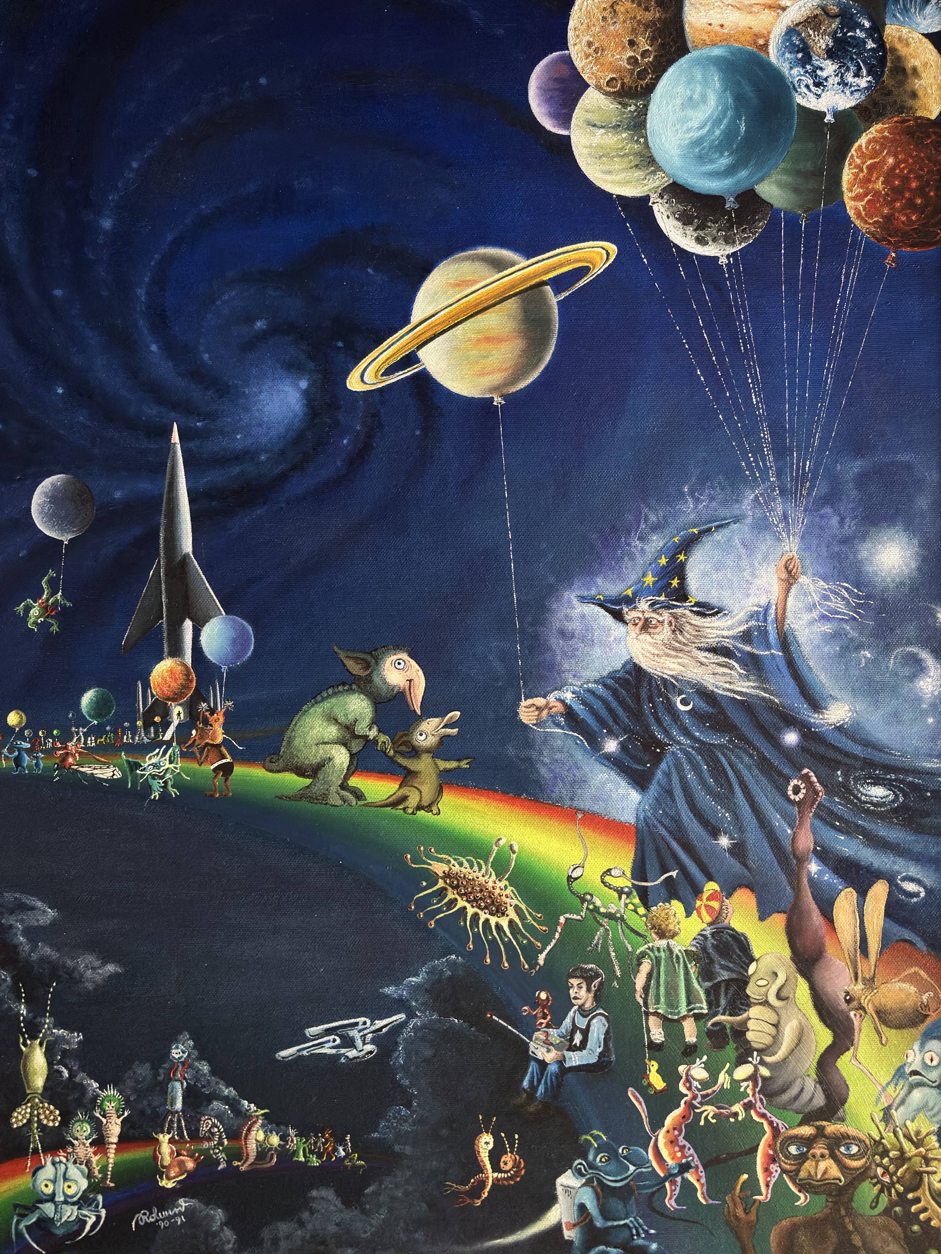 Gemälde eines Zauberers mit Sternenmantel, der bunte Planeten wie Luftballons an Schnüren hält, davor eine Rakete, ein Raumschiff und zahlreiche fantastische Fabelwesen auf einem Regenbogen
