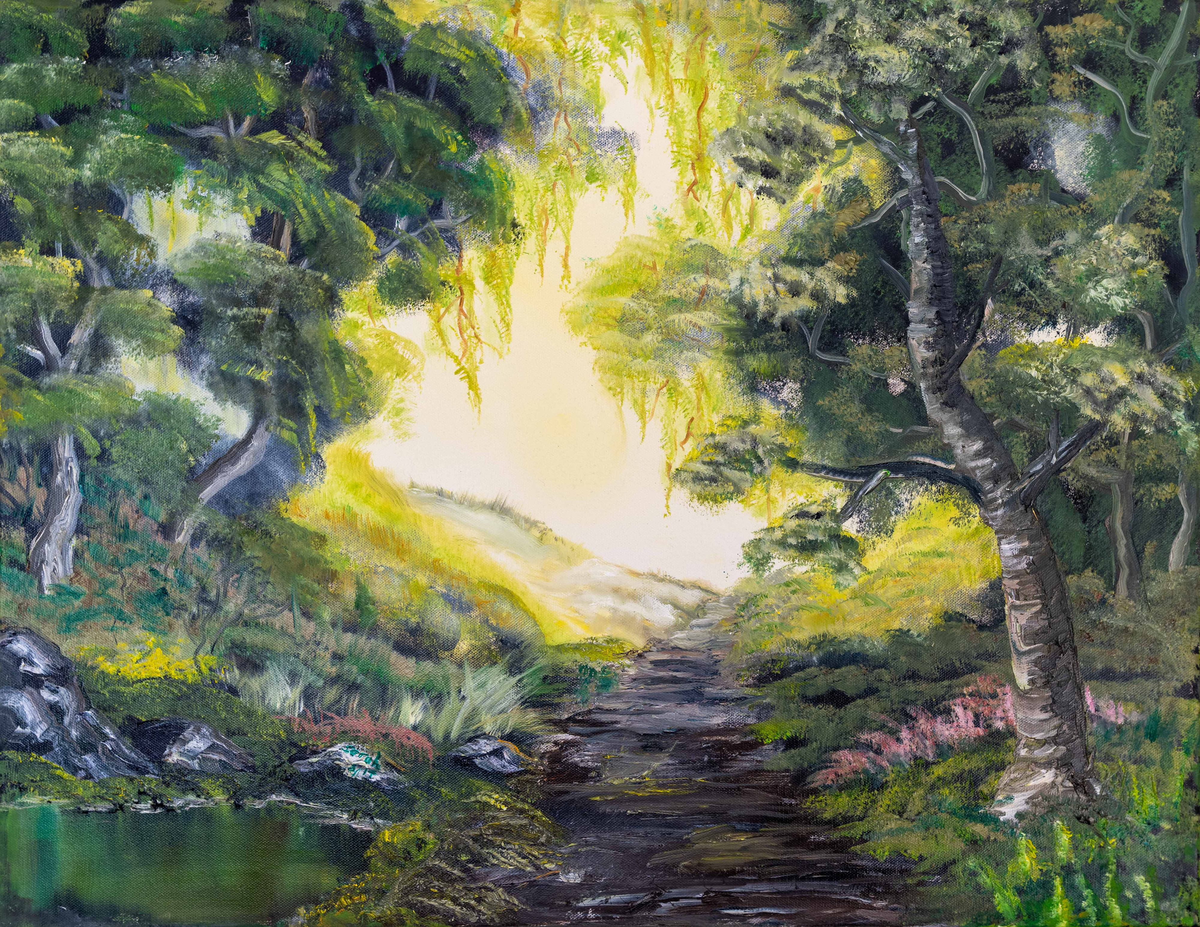 Waldlandschaft mit sonnendurchflutetem Pfad