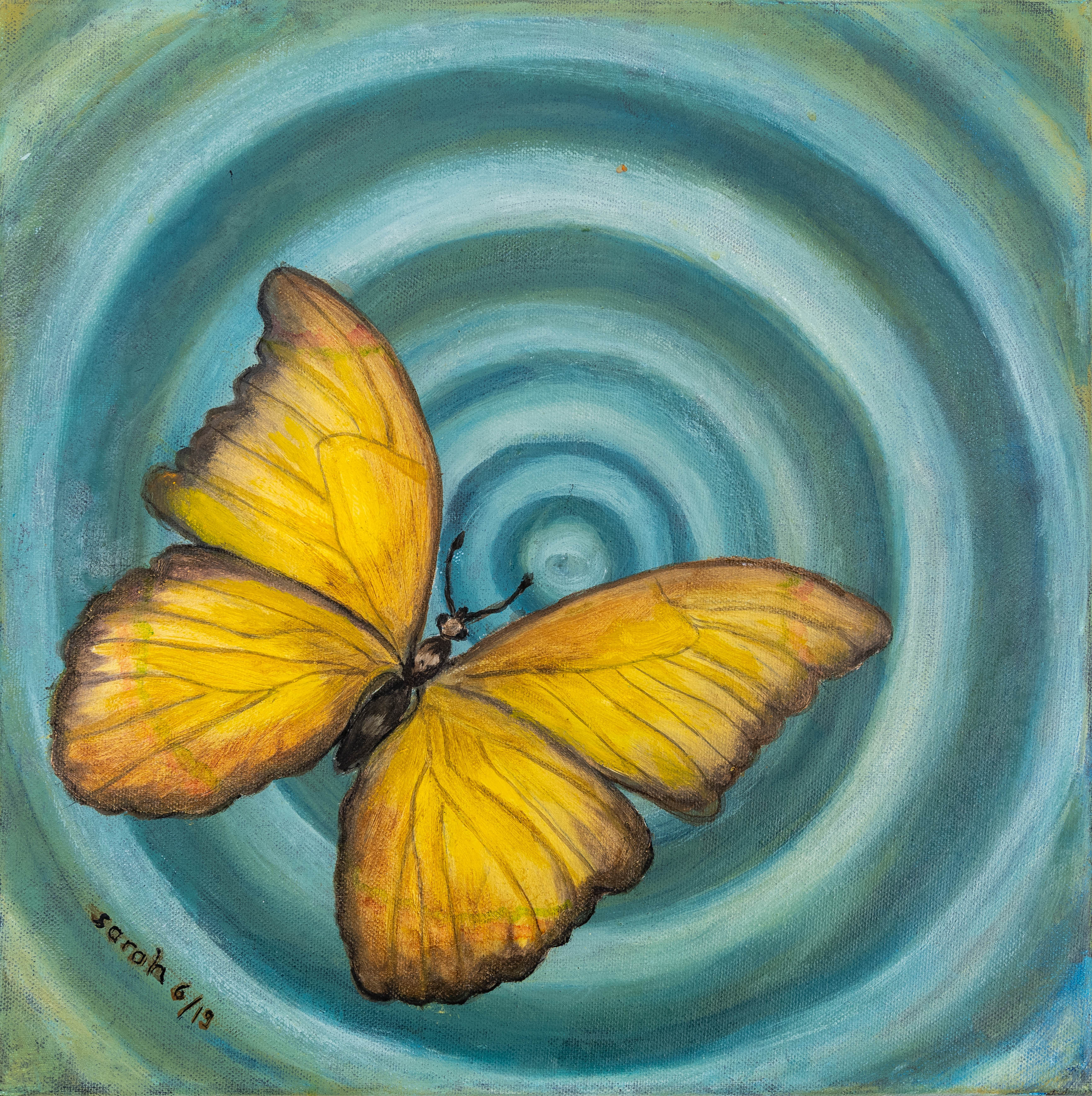 Gelber Schmetterling vor spiralförmigem Hintergrund