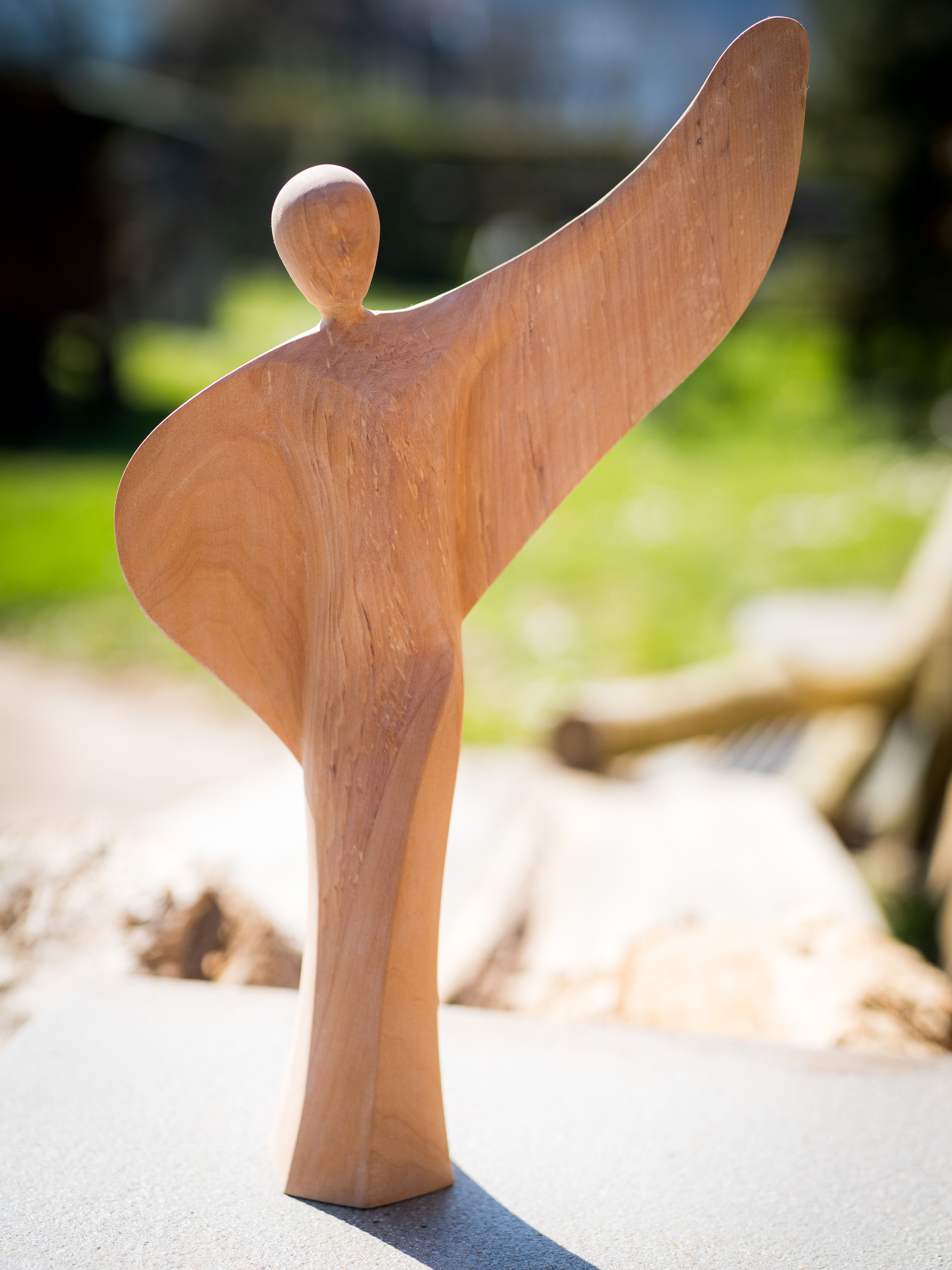 Abstrakte Holzskulptur in Form eines Vogels oder Engels
