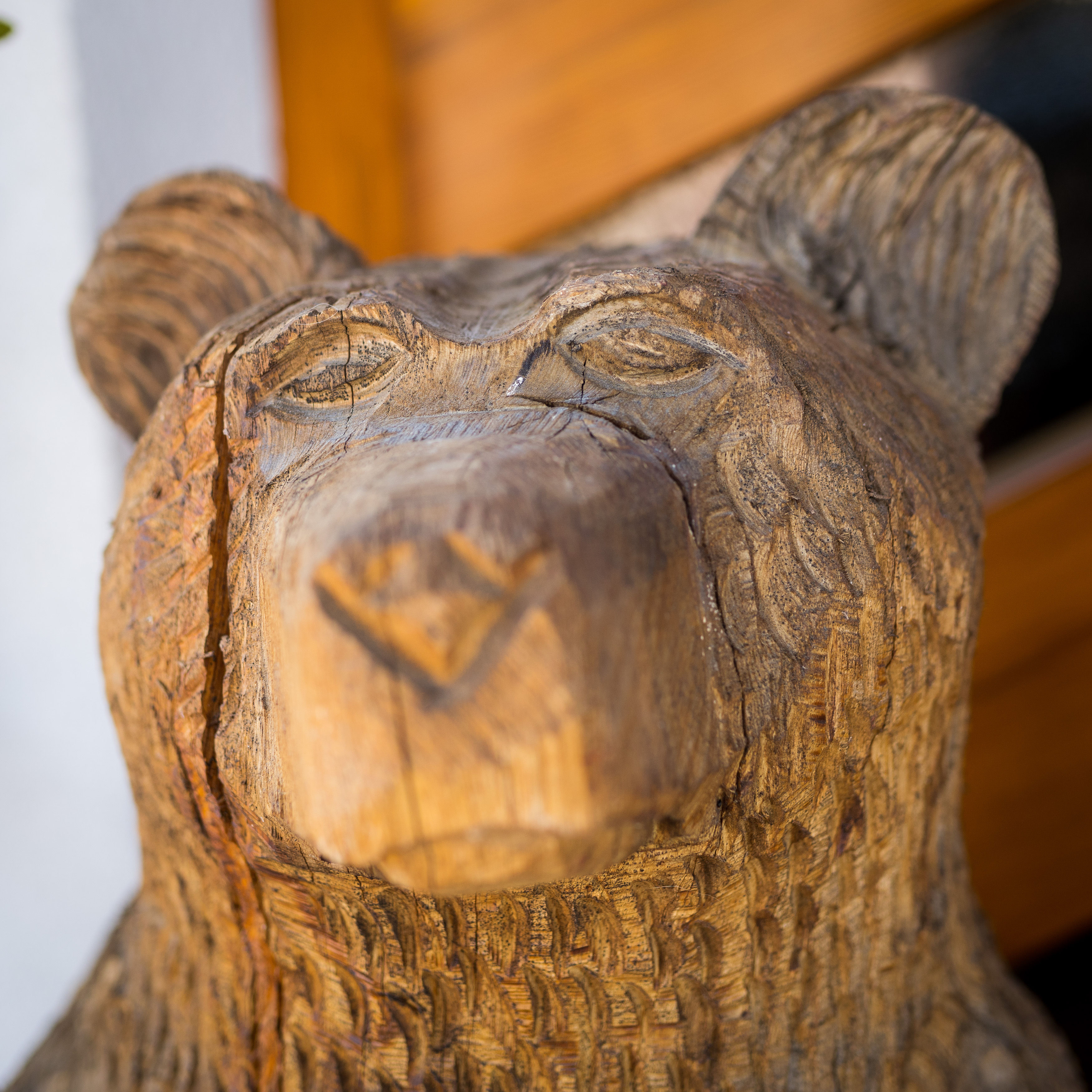 Geschnitzter Bärenkopf aus Holz