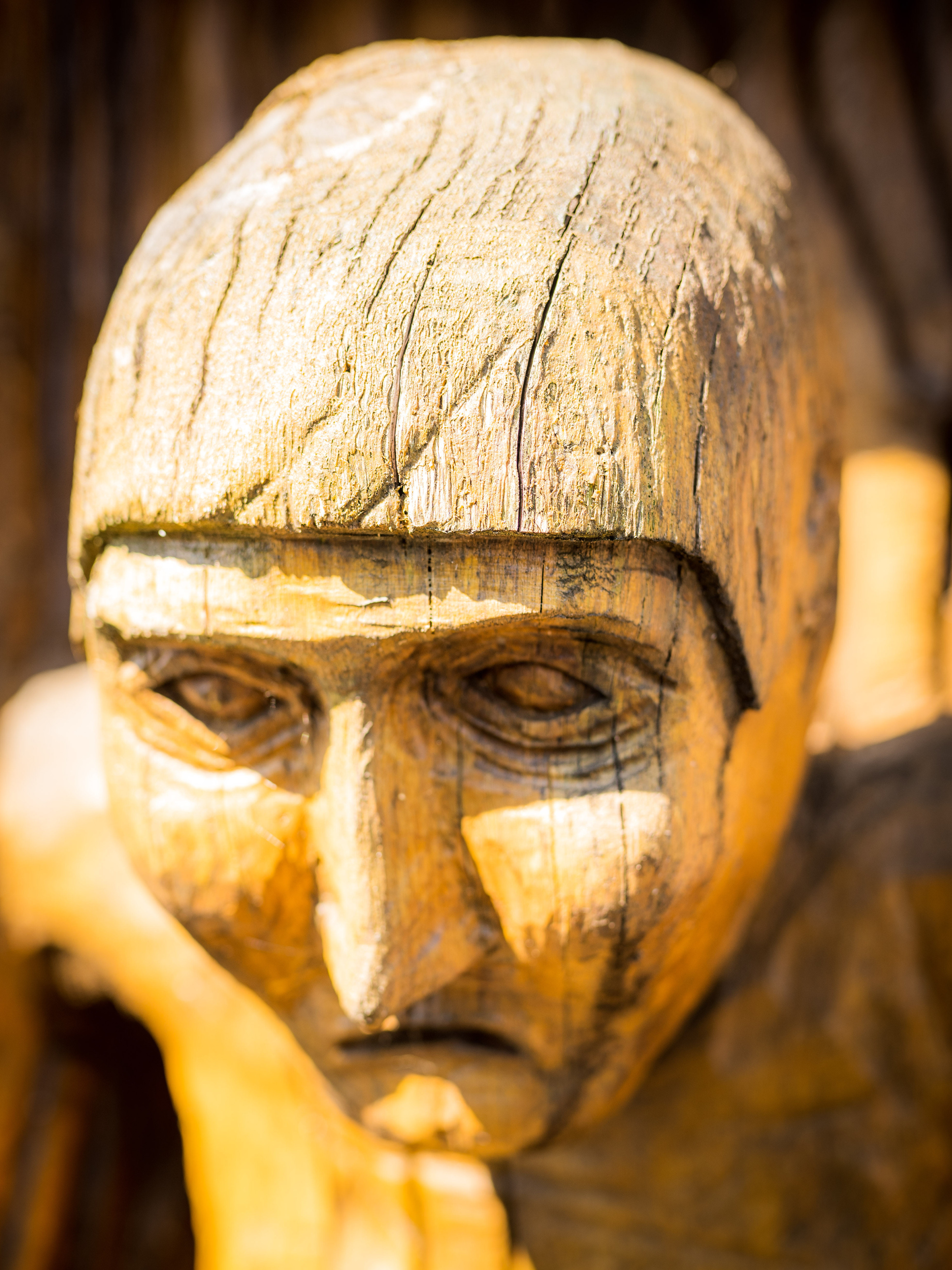 Geschnitzter menschlicher Kopf aus hellem Holz