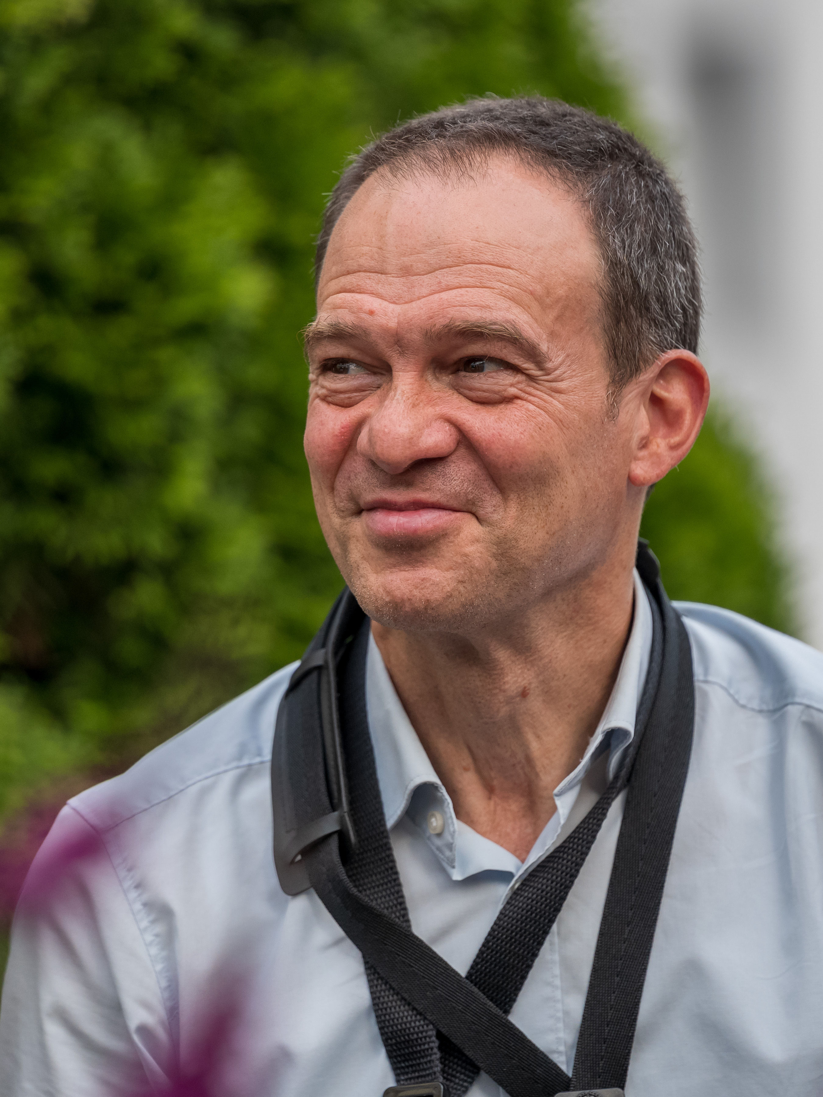 Porträt eines lächelnden Mannes im Freien